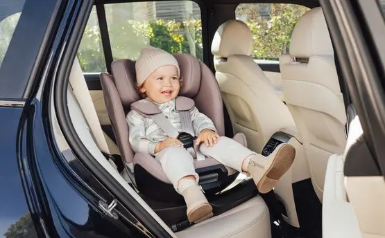 Fotelik Britax & Romer SWIVEL 2 z obrotem 360° ułatwiającym zapinanie dziecka