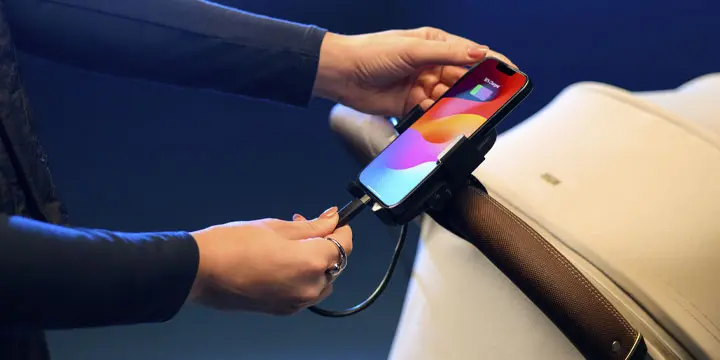 Port USB-C w wózku Maxi Cosi Fame Cabin