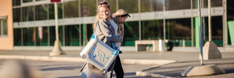 Walizka dziecięca Stokke JetKids BedBox w podróży