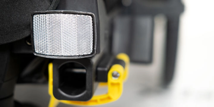 Odblaskowe elementy zwiększające bezpieczeństwo w przyczepce X-lander Booster 1